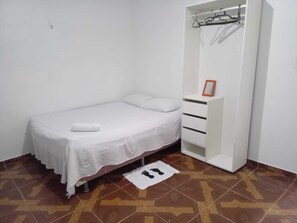 3 slaapkamers, een strijkplank/strijkijzer, wifi, beddengoed