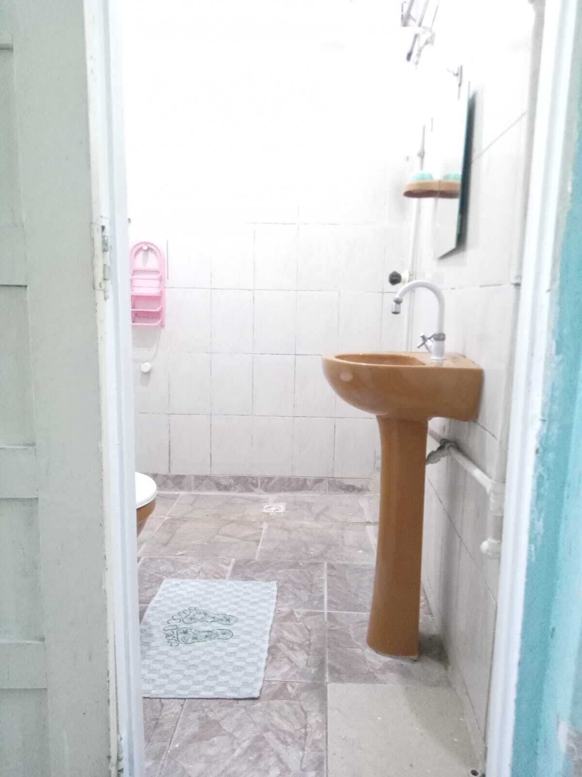 Serviettes fournies, papier toilette