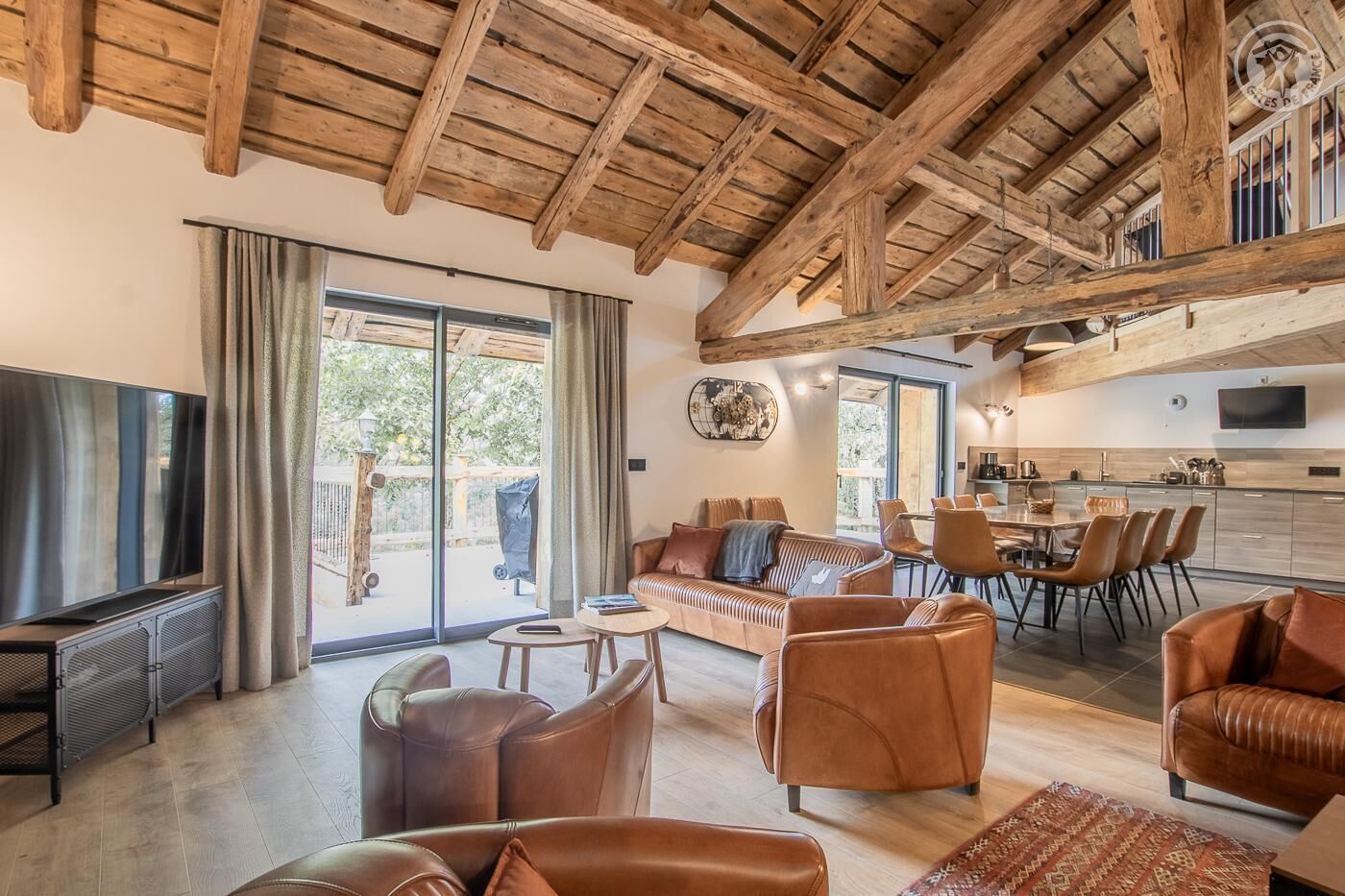 Télévision, baby-foot, chaîne hi-fi