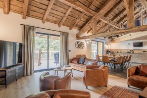 Fernseher, Tischfußball, Stereoanlage