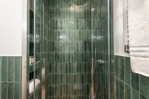 Bruser, hårtørrer, bidet, håndklæder
