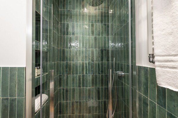 Dusche, Haartrockner, Bidet, Handtücher