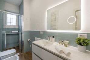 Regadera, secadora de cabello, bidet, toallas 