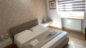 2 chambres, fer et planche à repasser, Wi-Fi, draps fournis