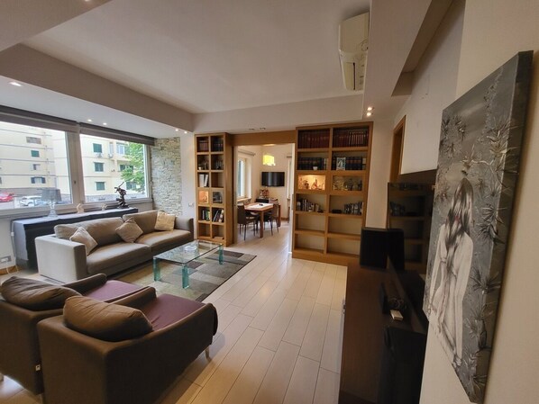 Smart TV - Delightful Holiday House in Naples, equipped with every comfort. (Napoli)