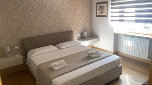 2 bedrooms, iron/ironing board, WiFi, bed sheets - Delightful Holiday House in Naples, equipped with every comfort. (Napoli)
