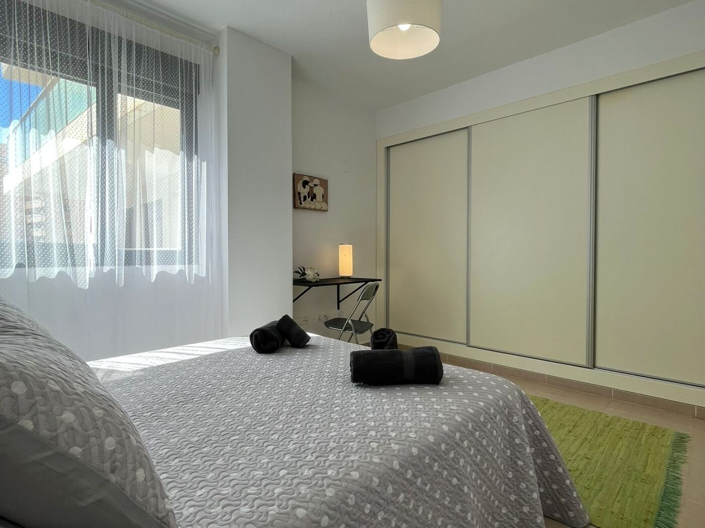 2 slaapkamers, een strijkplank/strijkijzer, internet, beddengoed