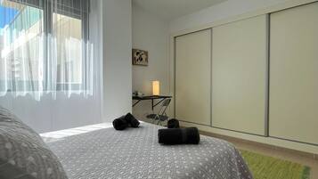 2 slaapkamers, een strijkplank/strijkijzer, internet, beddengoed