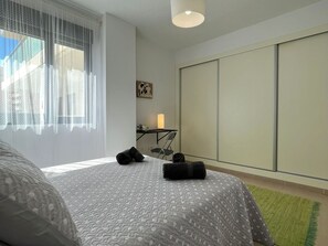 2 slaapkamers, een strijkplank/strijkijzer, internet, beddengoed