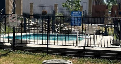 Stylish 1BR Condo with Pool - Medical Center Area