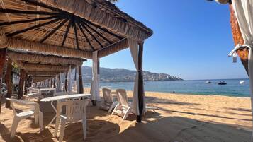 Plage, chaises longues, serviettes de plage