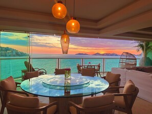 Outdoor dining - 4 BR Luxury beachfront apartment in Acapulco Bay. (Acapulco de Juárez)