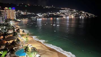 Plage, chaises longues, serviettes de plage