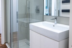 Baignoire, bidet, serviettes fournies