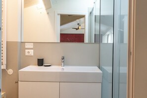 Baignoire, bidet, serviettes fournies