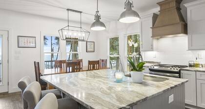 Waterfront Bay View Retreat • High Tide Fairhope - Private Pier/Screened Porch