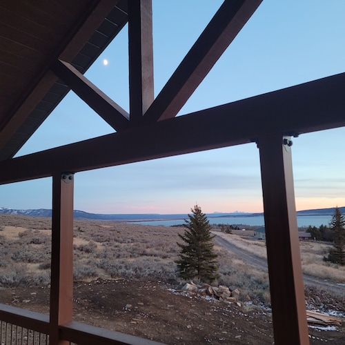 NEW Yellowstone & Lake View Cabin; KING bed; AC; central location; 360° VIEWS!