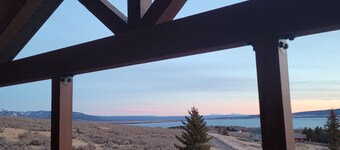 NEW Yellowstone & Lake View Cabin; KING bed; AC; central location; 360° VIEWS!