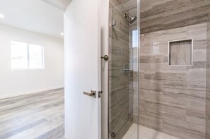 Basic Shared Dormitory | Bathroom - Boutique HomeStay (Los Angeles)