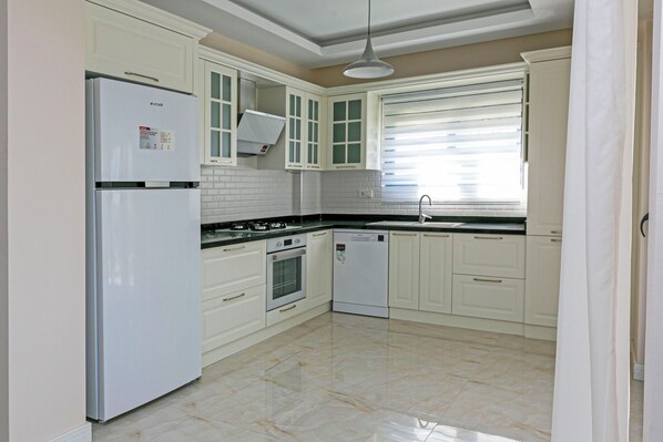 Family Villa | Private kitchen | Full-size fridge, microwave, oven, stovetop