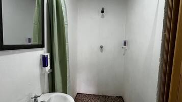 Een douche, een regendouche, gratis toiletartikelen, handdoeken