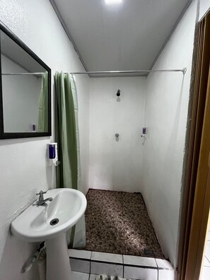 Shower, rainfall showerhead, free toiletries, towels