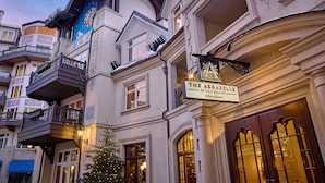 Rakennuksessa on kyltti, jossa lukee: ”The Arrabelle at Vail Square, A Rock Resort”.