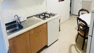 Refrigerador, parrilla de estufa, lavavajillas y utensilios de cocina