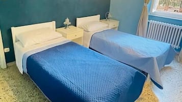 Iron/ironing board, bed sheets