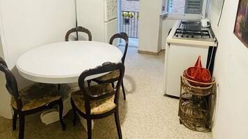 Kühlschrank, Herdplatte, Geschirrspüler, Kochgeschirr/Geschirr/Besteck