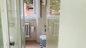 Dusche, Hydromassagedusche, kostenlose Toilettenartikel, Haartrockner