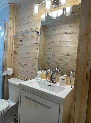 Een douche, een haardroger, handdoeken, zeep