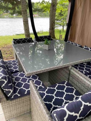 Outdoor dining - Lake Front Cottage on Trooper Lake, Troy Hill Ont (Tory Hill)