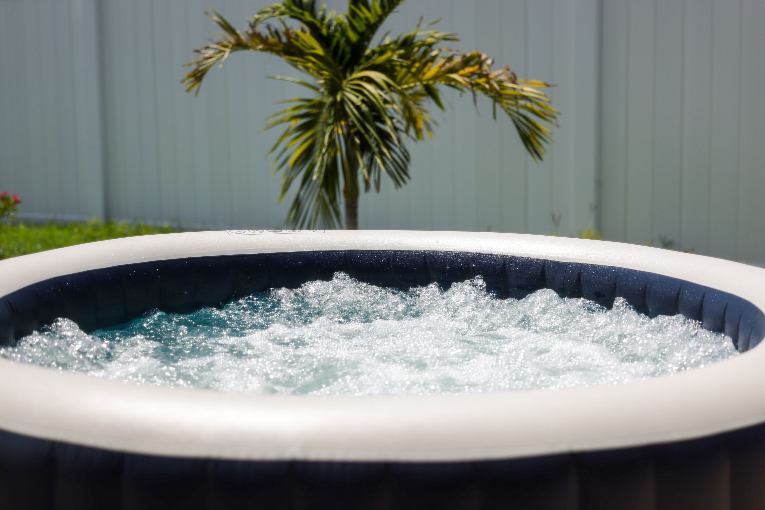 4 min to the beach - couples retreat - Hot Tub - Pet Friendly!