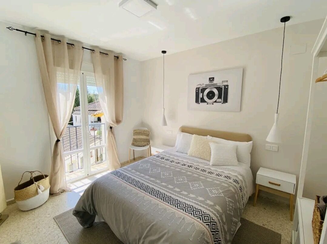 3 habitaciones, tabla de planchar con plancha y cuna de viaje 