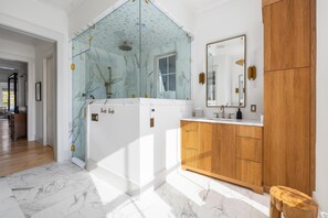 Bañera con ducha, secador de pelo, toallas