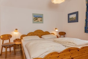 2 bedrooms, desk, iron/ironing board, WiFi