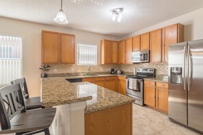 Fridge, microwave, oven, stovetop - Cozy spacious home near Disney World (Davenport)