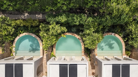 1 bedroom, Egyptian cotton sheets, premium bedding, down comforters