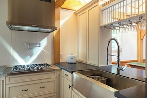 奢华别墅 | 私人厨房 | 大冰箱、微波炉、烤箱、炉灶