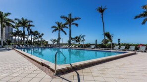 室外游泳池，恒温泳池