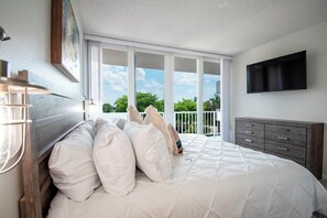 1 bedroom, free WiFi, bed sheets - Spacious 1 bedroom 1.5 bathroom beach condo with island views. (Marco Island)