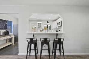 Fridge, microwave, oven, stovetop - Magic Mountain 4 Bedroom 3 Bath Escape Modern Home (Santa Clarita)