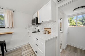 Fridge, microwave, oven, stovetop - Magic Mountain 4 Bedroom 3 Bath Escape Modern Home (Santa Clarita)