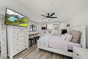 4 bedrooms, WiFi, bed sheets - Magic Mountain 4 Bedroom 3 Bath Escape Modern Home (Santa Clarita)