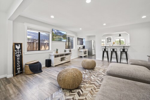 Magic Mountain 4 Bedroom 3 Bath Escape Modern Home