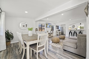 Interior - Magic Mountain 4 Bedroom 3 Bath Escape Modern Home (Santa Clarita)