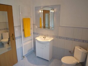 Appartement, 3 chambres, fumeur, balcon | Salle de bain