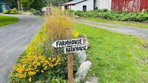 A rural road with a wooden signpost indicating directions to a farmhouse and barnhouse. - The Barnhouse - Country Charm 2 miles from Colgate, renovated century-old barn (Hamilton)