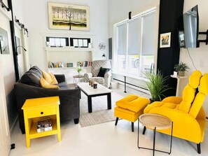 Smart TV - The Barnhouse - Country Charm 2 miles from Colgate, renovated century-old barn (Hamilton)